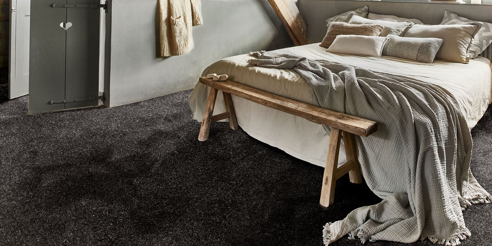 GAIA® Carpet - Dorado 99 - Raven - Bed